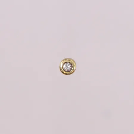 Én stk. dobb med diamant (1 x ca. 0,03ct), ø4mm, stopper mangler, 14K Vekt: 0,2 g Kontakt Lånekontoret for frakt