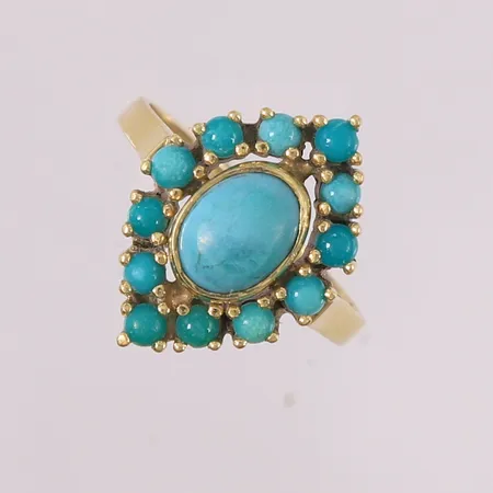 Ring med 13 turkise stener, ø17,4mm, bredde 1,9- 19,2mm, 14K Vekt: 5 g Kontakt Lånekontoret for frakt