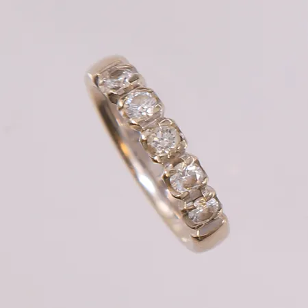 Ring med diamanter (5 x ca. 0,10ct, TW / SI iht. gravering), ø15,6mm, bredde 3,8mm, hvitt gull, 14K Vekt: 4,4 g Kontakt Lånekontoret for frakt