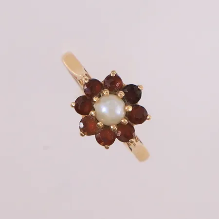 Ring med 8 røde stener og perle, ø16,8mm, bredde 2,1- 10,8mm, 14K Vekt: 2,3 g Kontakt Lånekontoret for frakt