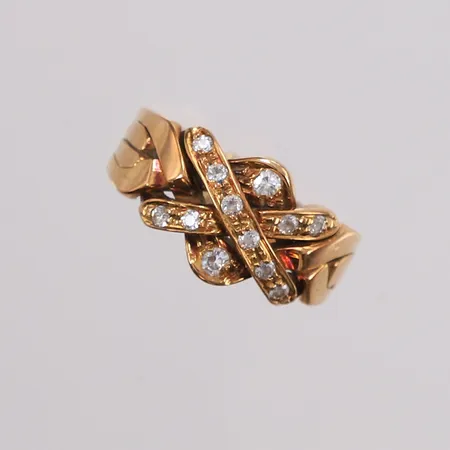 Flettering med fire ringer med klare stener, ø=18 mm, 4,8 g. Kontakt Lånekontoret for frakt