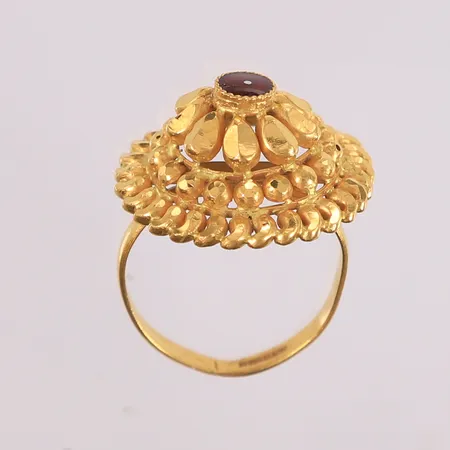 Ring med rød sten, ø16mm, bredde 2,2- 19,8mm, 22K Vekt: 4,5 g Kontakt Lånekontoret for frakt