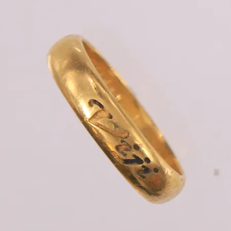 Ring, ø20,8mm, bredde 5mm, gravert både inni og utenpå, 22K Vekt: 9,7 g Kontakt Lånekontoret for frakt