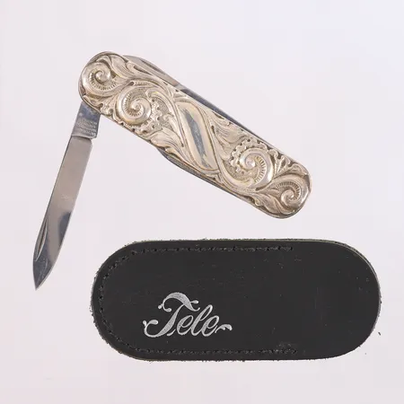 Lommekniv Telesølv med to blad, lengde 7,5cm, i originalboks, 925S (bladene er i stål), bruttovekt 31g Vekt: 0 g Kontakt Lånekontoret for frakt