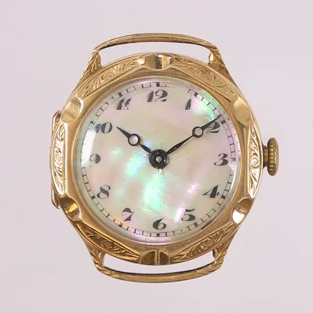 Lommeur, ø23mm, snr. 40509-1, quartz, urskive i perlemor (flekkete/skadet), behøver nytt batteri (ikke funksjonstestet), 14K, bruttovekt 6,8g Vekt: 0 g Kontakt Lånekontoret for frakt