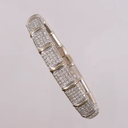 Armbånd med briljantslipte diamanter (175 x ca. 0,015ct), oval, kan åpnes, 58x47mm, bredde 8,2- 9mm, 18K Vekt: 41,7 g Kontakt Lånekontoret for frakt