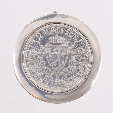 Anheng/Brosje med mynt, 2 kroner år 1913, 830/1000 sølv.  Vekt: 24,3 g Kontakt Lånekontoret for frakt