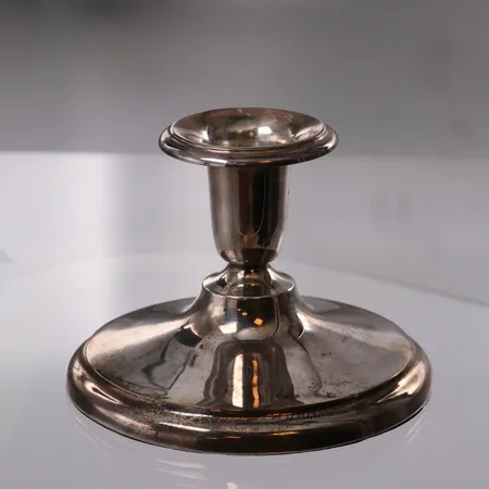 Lysestake i sølv, diameter 11,2 cm, høyde 8 cm, fylt bunn. Vekt: 210 g Kontakt Lånekontoret for frakt