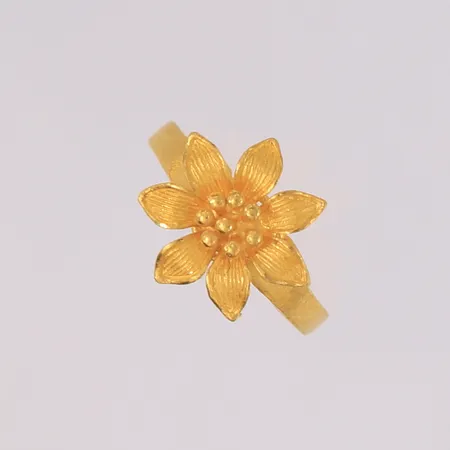 Ring med blomst, ø15,1mm, bredde 1,9- 12,7mm, thai-gull, 23K, vekt = 1/4 baht Vekt: 3,8 g Kontakt Lånekontoret for frakt