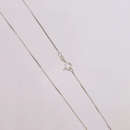 Kjede Veneziansk, lengde 43cm, bredde 1mm, 925S Vekt: 2,5 g Kontakt Lånekontoret for frakt