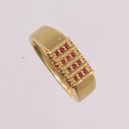 Gullring 18K med rubiner, str ø=17,5 mm, bredde 7,3 mm. Vekt: 6,9 g Kontakt Lånekontoret for frakt