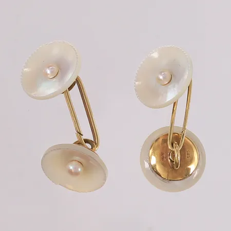 Ett par mansjettknapper med perlemor og perler, D-A, 34x15mm, liten skade ytterst på perlemor, 14K Vekt: 6,7 g Kontakt Lånekontoret for frakt