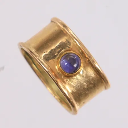 Gullring 14K med mørkeblå sten, str ø=18,25 mm. Vekt: 6,5 g Kontakt Lånekontoret for frakt