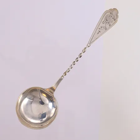 Syltetøyskje i sølv, merket 13 1/4, 16 cm. Vekt: 14,5 g Kontakt Lånekontoret for frakt