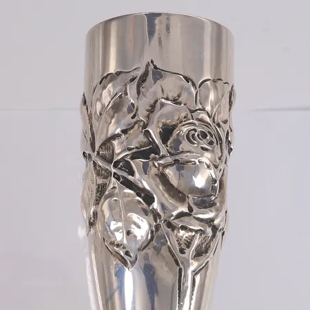 Champagneglass, høyde 21,5cm, noe bulkete og skjev, 830S Vekt: 103,6 g Kontakt Lånekontoret for frakt