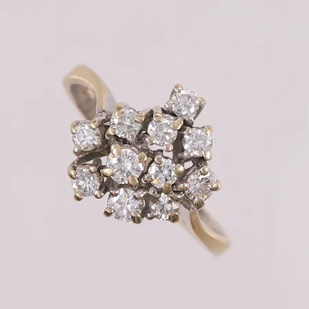 Ring med diamanter totalt ca 0,75 ct 14K, ikke alle diamantene er ikke bekreftet naturlige, str ø=18,5 mm. Vekt: 3,1 g Kontakt Lånekontoret for frakt