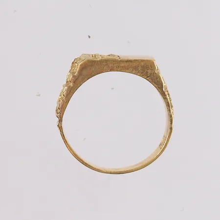 Gullring, ca ø19mm, bredde ca 4-9mm, 14K.  Vekt: 6 g Kontakt Lånekontoret for frakt