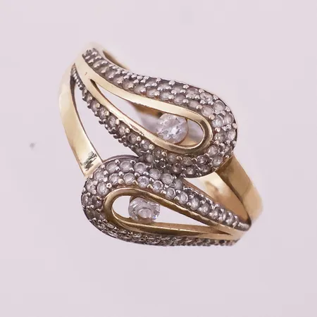 Ring med klare stener, ø17,4 mm, bredde 14,1mm, 14K Vekt: 2,9 g Kontakt Lånekontoret for frakt