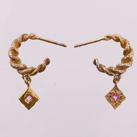 Ett par øredobber med rosa stener, ø13,8mm, bredde 3,8mm, mangler stoppere, 925S Vekt: 3,3 g Kontakt Lånekontoret for frakt