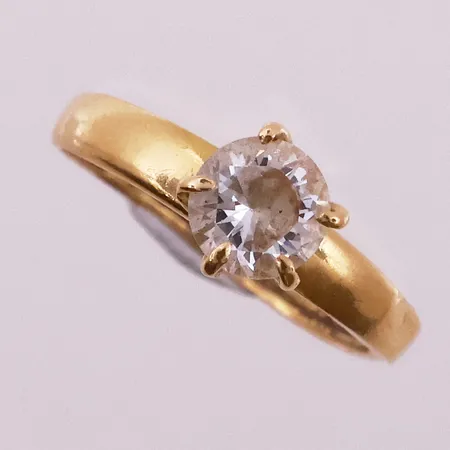 Ring med klar sten, ø16,8 mm, bredde 7 mm, 21K Vekt: 2,1 g Kontakt Lånekontoret for frakt