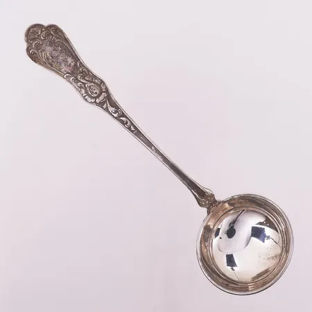 Sauseskje, lengde 16,8 cm, bredde 46,8 mm, 830S Vekt: 31,6 g Kontakt Lånekontoret for frakt