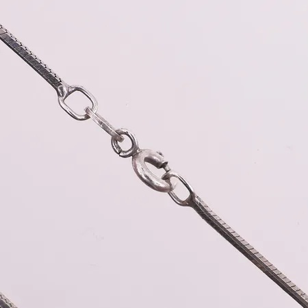 Halskjede, lengde 40,7 cm, bredde 1,2 mm, 925S Vekt: 5,4 g Kontakt Lånekontoret for frakt