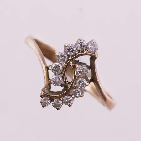 Ring med diamanter, 12 x ca 0,02ct, ø17,6 mm, bredde 8 mm, 14K Vekt: 3,2 g Kontakt Lånekontoret for frakt