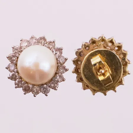 Ett par dobber perle og diamanter, 34 x ca 0,02ct, lengde 20,3 mm, bredde 11,6 mm, 14K Vekt: 4,5 g Kontakt Lånekontoret for frakt