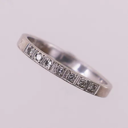 Ring med diamanter, 7 x ca 0,01ct, ø16,3 mm, bredde 2,1 mm, 14K Vekt: 1,5 g Kontakt Lånekontoret for frakt