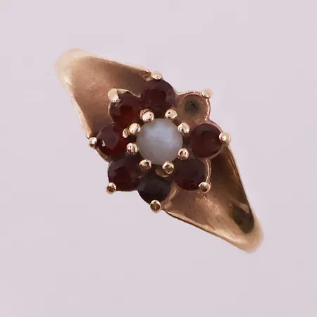 Ring med lilla stener og 1 perle, ø 17,5mm, bredde 1,9, mangle 1 sten 14K Vekt: 2,7 g Kontakt Lånekontoret for frakt