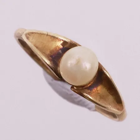 Ring med perle, ø 16,5mm, bredde 1,5 - 5mm, 14K Vekt: 1,4 g Kontakt Lånekontoret for frakt