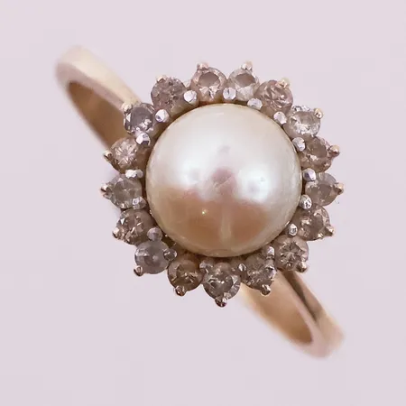 Ring med perle og diamanter, 17 x ca 0,02ct, ø17,9 mm, bredde 11,8 mm, 14K Vekt: 3,3 g Kontakt Lånekontoret for frakt