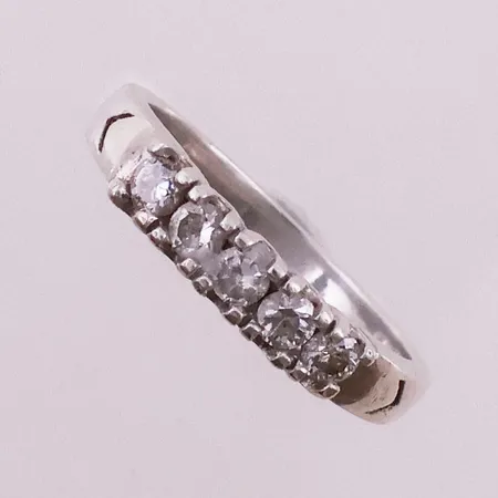 Ring med klare stener, ø17,6 mm, bredde 3,8 mm, 925S Vekt: 3,5 g Kontakt Lånekontoret for frakt