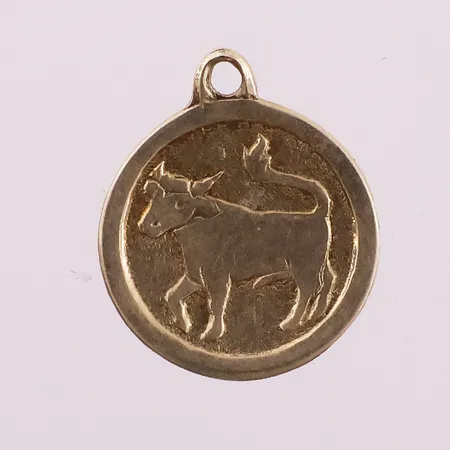 Anheng med oksemotiv, lengde 12,3 mm, bredde 0,6 mm, 14K Vekt: 0,6 g Kontakt Lånekontoret for frakt