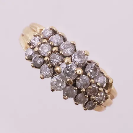 Ring med diamanter, 1 x ca 0,10ct, 2 x ca 0,05ct, 6 x ca 0,04ct, 6 x ca 0.03ct, 5 x ca 0,02ct, ø16,9 mm, bredde 8,9 mm, mangler en sten, 14K Vekt: 4,2 g Kontakt Lånekontoret for frakt