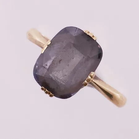 Ring med lilla sten, ø 17,5mm, bredde 1,6-11,5mm, 14K Vekt: 2,3 g Kontakt Lånekontoret for frakt