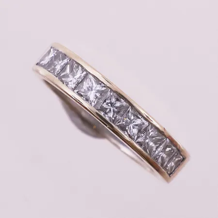 Ring med prinsesseslipte diamanter, 9 diamanter, totalt 1,4ct, TW VVS, iht gravering, ø 17,2 mm, bredde 4,2mm, 18K Vekt: 5,4 g Kontakt Lånekontoret for frakt