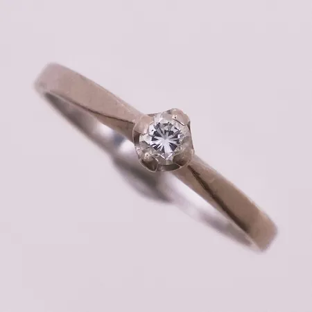 Ring med diamant, 1 x ca 0.14ct, TW iht gravering, ø16,7mm, bredde 1,8-4mm, 14K Vekt: 2,1 g Kontakt Lånekontoret for frakt