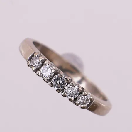 Ring med diamanter, 5 x ca 0,05ct, ø16,3 mm, bredde 3 mm, 14K Vekt: 2,3 g Kontakt Lånekontoret for frakt