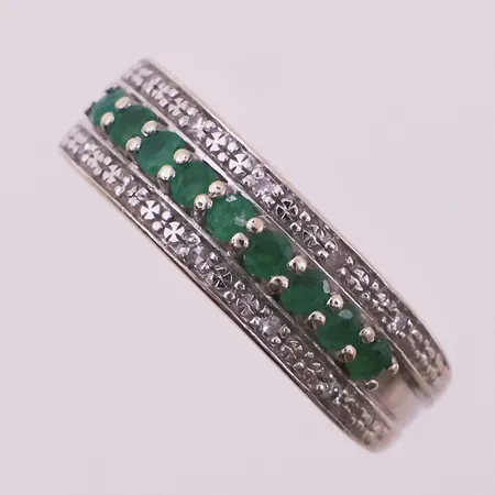 Ring med grønne stener og diamanter, 10 x ca 0,01ct, ø 16,5mm, bredde 2,3 - 6mm, 14K Vekt: 3,4 g Kontakt Lånekontoret for frakt