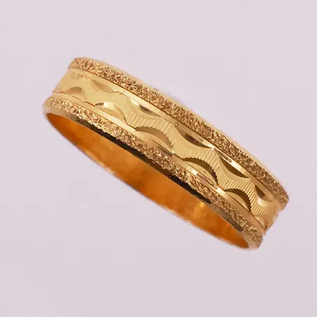 Ring, ø18,3 mm, bredde 5 mm, 21K Vekt: 2,8 g Kontakt Lånekontoret for frakt