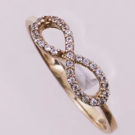 Ring med klare stener, ø17,3 mm, bredde 4,9 mm, mangler to stener, 9K Vekt: 1,2 g Kontakt Lånekontoret for frakt