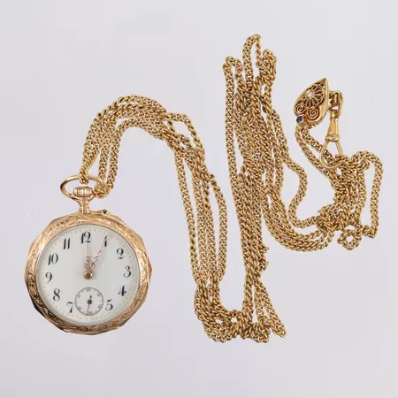 Lommeur i gull med lenke, karabinen er i gull med perle og smaragd, diameter 36mm, boettnummer 63134-41, urverket går, 14K, bruttovekt 68,3g Kontakt Lånekontoret for frakt