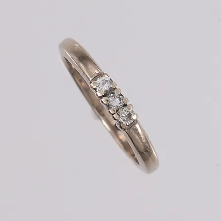 Ring med diamant (3 x ca.0,03ct W / SI iht. gravering), ø15,8mm, bredde 1,7- 2,9mm, hvitt gull, 14K Vekt: 2,4 g Kontakt Lånekontoret for frakt