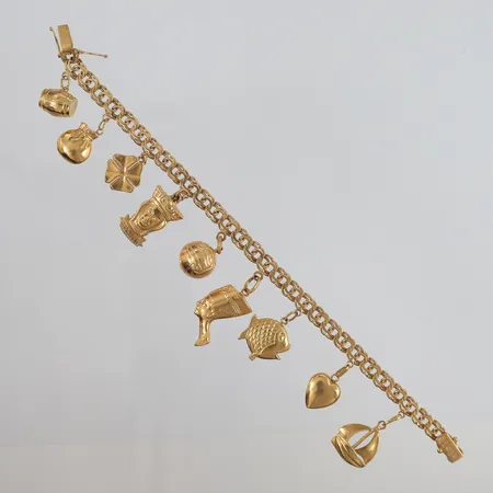 Armbånd Bismarck med 9 charms, lengde 19cm, bredde 6,1- 40,7mm, 18K Vekt: 25,9 g Kontakt Lånekontoret for frakt