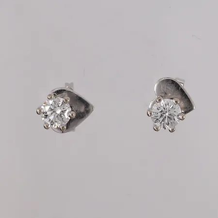 Ett par øredobber med diamanter (2 x ca. 0,32ct), stemplet Thune, ø5mm, hvitt gull, 14K, bruttovekt 2,3g, med originalboks Kontakt Lånekontoret for frakt