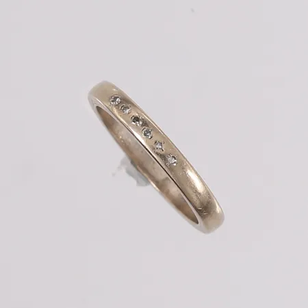 Ring med diamanter (6 x ca. 0,05ct), ø16,7mm, bredde 2,6mm, noe slitasje, hvitt gull, 14K Vekt: 3,7 g Kontakt Lånekontoret for frakt