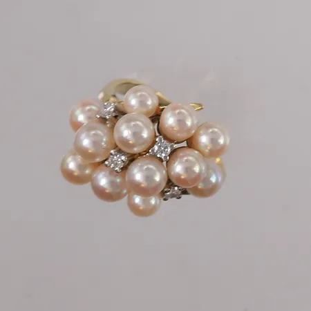 Ring med 12 perler og diamanter (4 x ca. 0,04ct), ø19,2mm, bredde 1,8- 22,7mm, 14K, bruttovekt 8,2g Vekt: 0 g Kontakt Lånekontoret for frakt