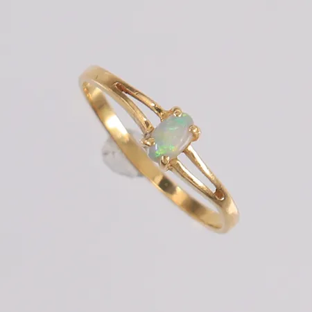 Ring med syntetisk opal, ø17,3mm, bredde 1,4- 4,9mm, 18K, bruttovekt 1,4g Vekt: 0 g Kontakt Lånekontoret for frakt