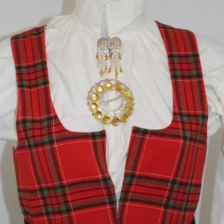 Rondastakk (ca. str. M) med skjorte, 1 stor sølje, 1 liten sølje og ett par mansjettknapper. Lengde 136cm, liv 103cm, bryst 112cm Kontakt Lånekontoret for frakt